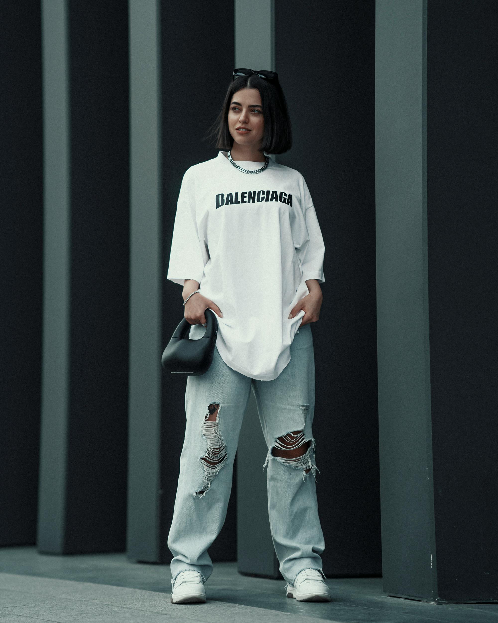 How to Style Oversized T Shirt (Easy Outfit Guide) girl showing how to style oversized tshirt